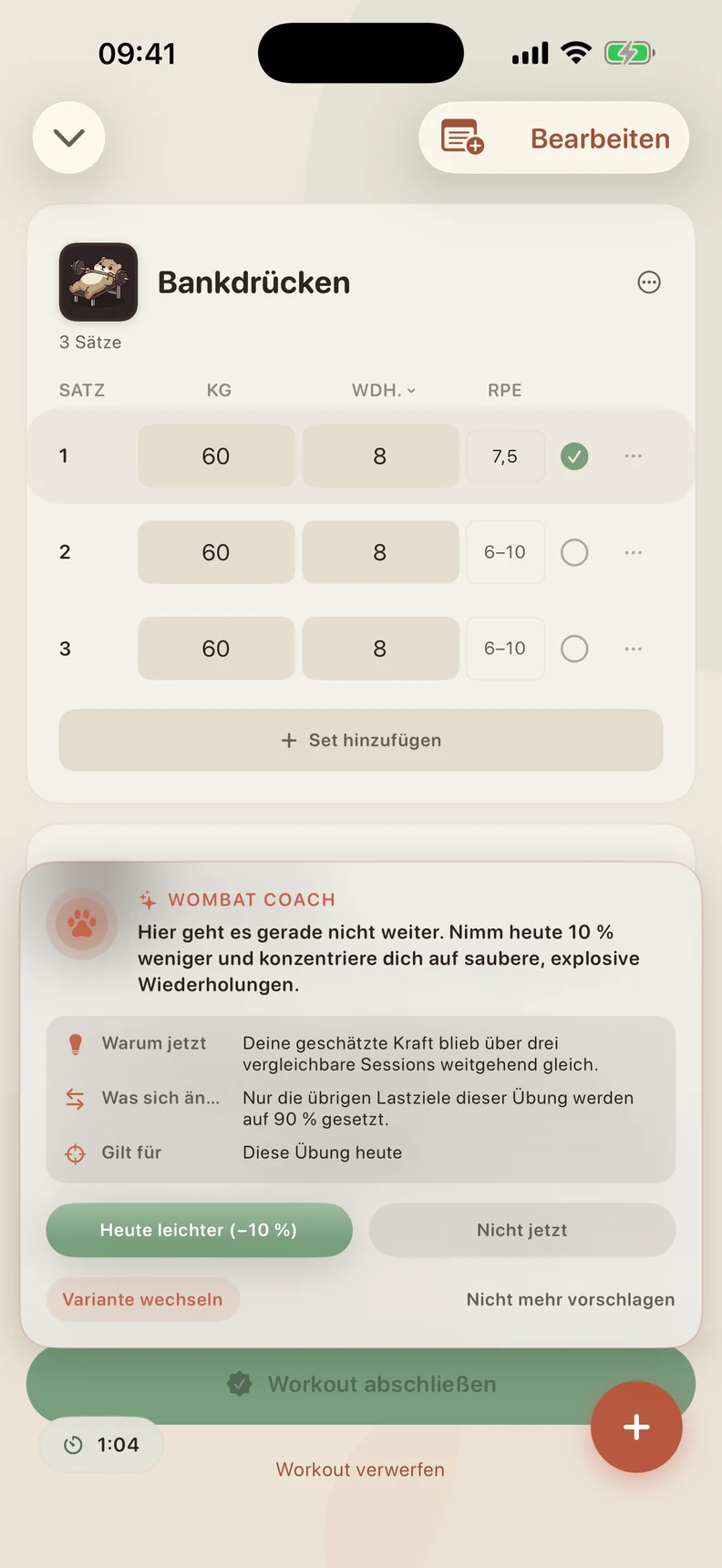 Der Coach erklärt, warum er heute weniger Gewicht vorschlägt und welche Sätze sich ändern. Du kannst den Vorschlag annehmen, ablehnen oder eine Übungsvariante wählen.